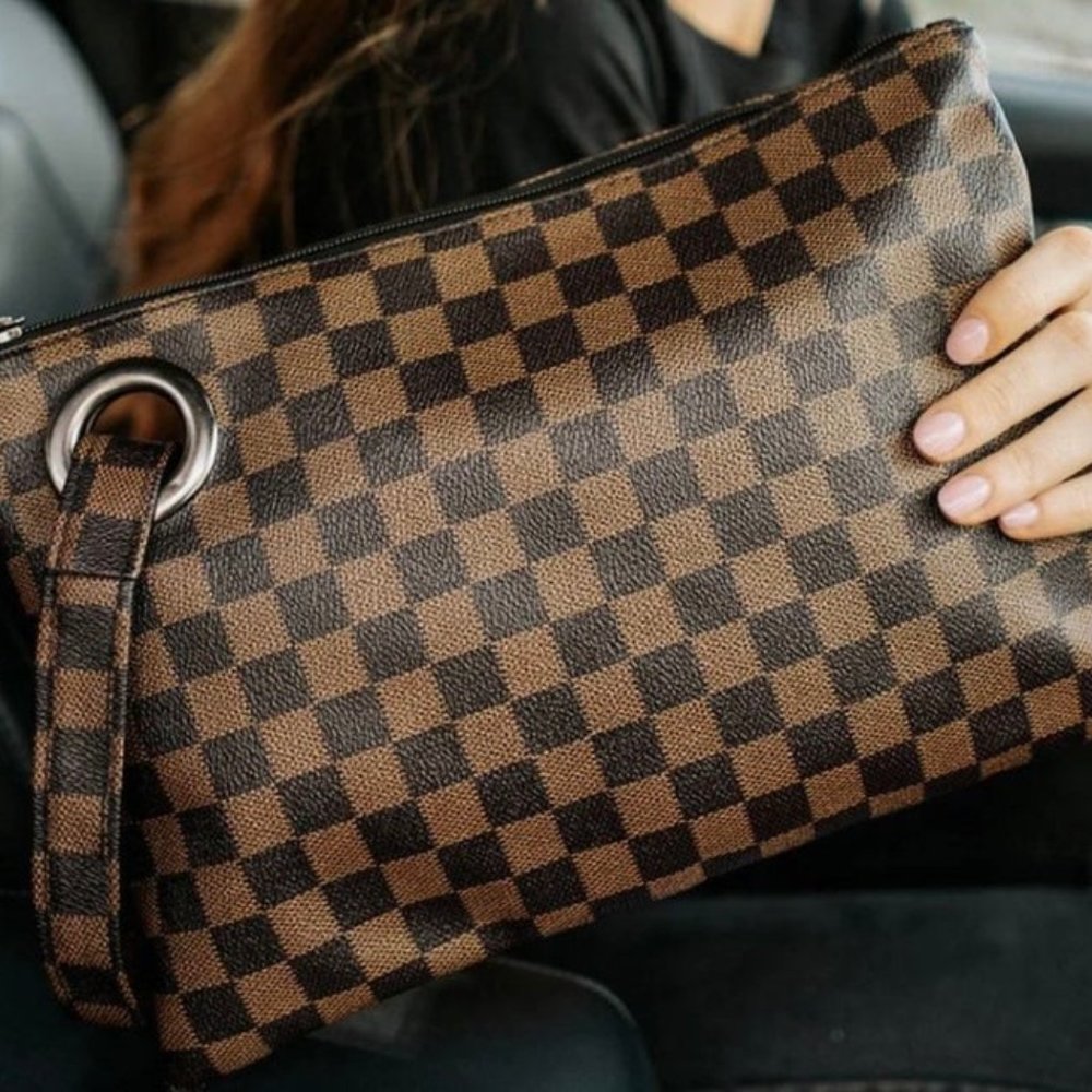 send me love clutch: mocha